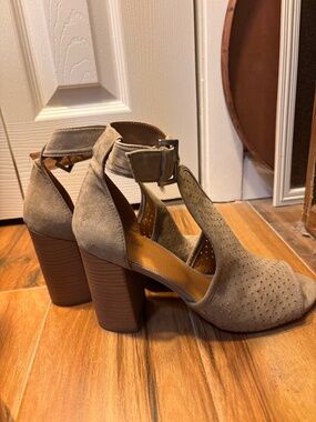 Universal Thread Taupe Block heels